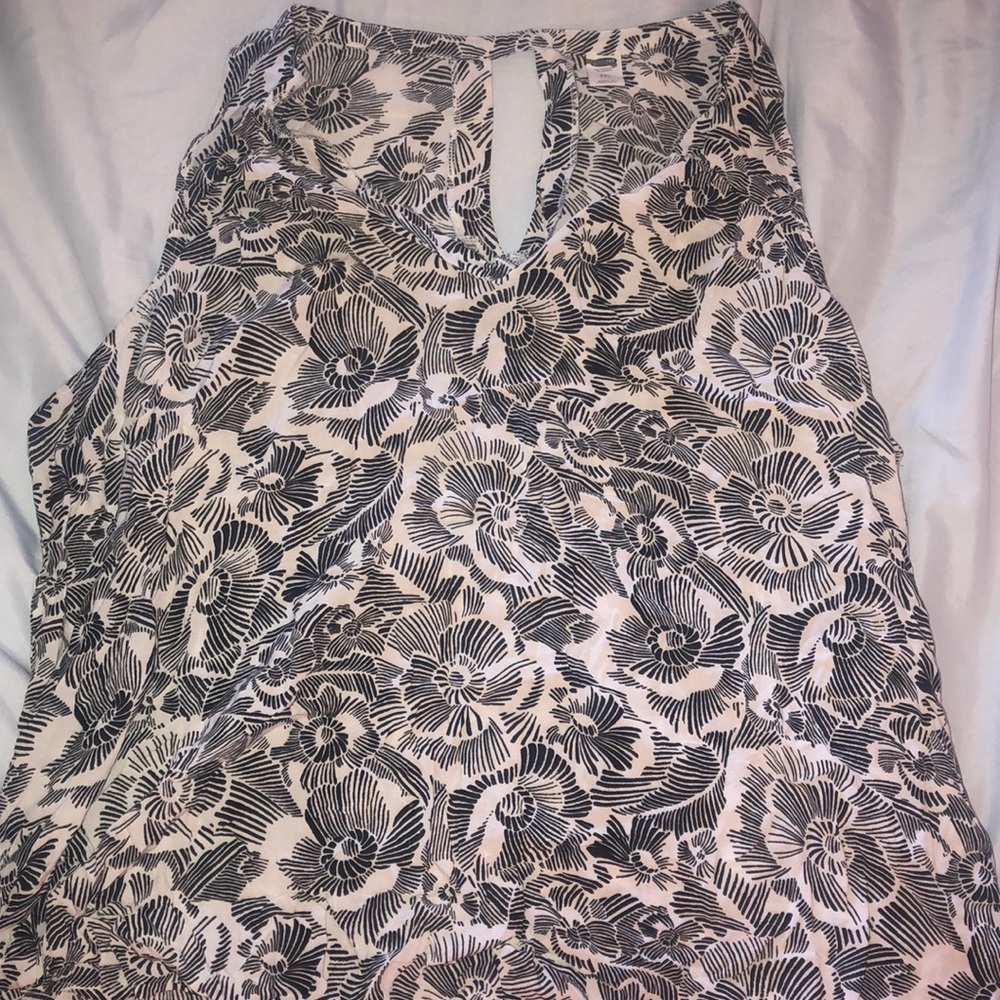 Black and white flower shirt by Old Navy!